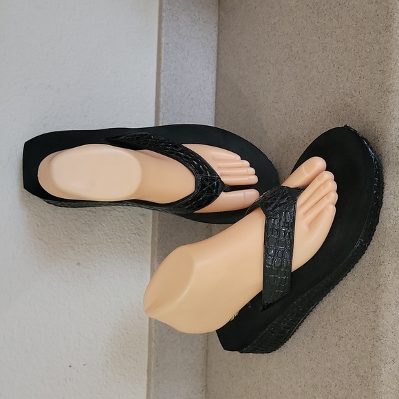 VOLATILE BLACK FRAPPACHINO WEDGE HEEL SANDALS (sz 9)
